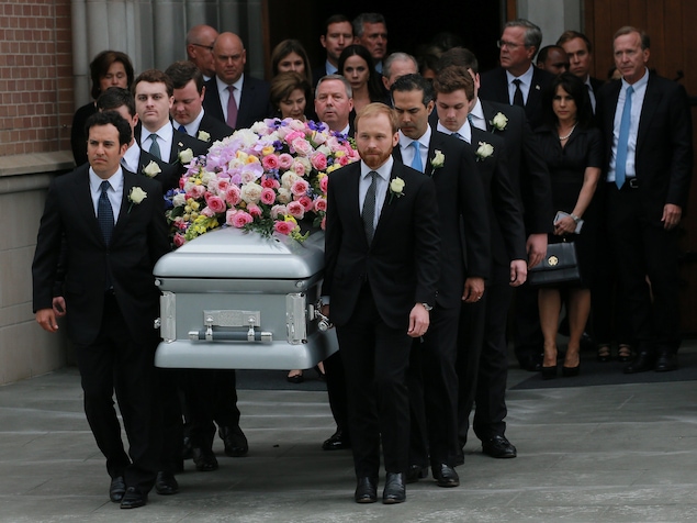 Le cercueil de Mme Bush est porté hors de l'église. Le cercueil de Mme Bush est porté hors de l'église.