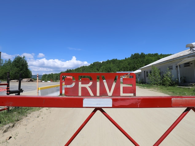 Une barrière montrant la mention d'un terrain privé