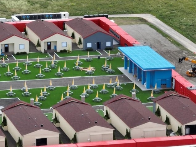 De petites maisons vues des airs.