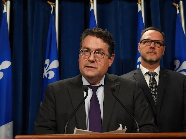 Les ministres Bernard Drainville et Jean-François Roberge en point de presse.