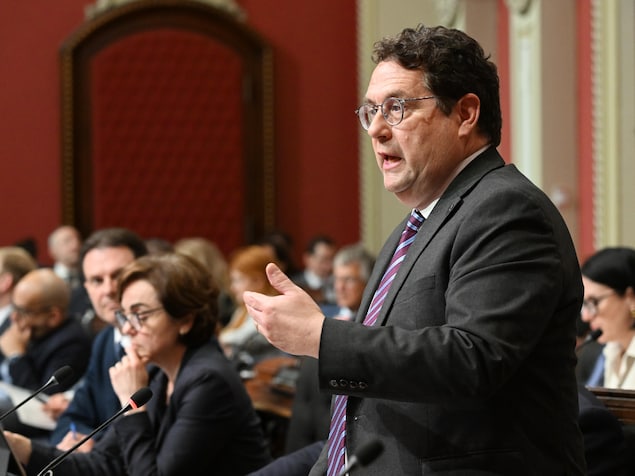 Le ministre Drainville prend la parole pendant la période de questions.
