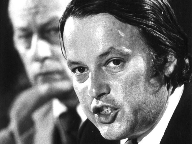 Gros plan du visage de Bernard Landry, et en arrière-plan, celui de René Lévesque. Gros plan du visage de Bernard Landry, et en arrière-plan, celui de René Lévesque.