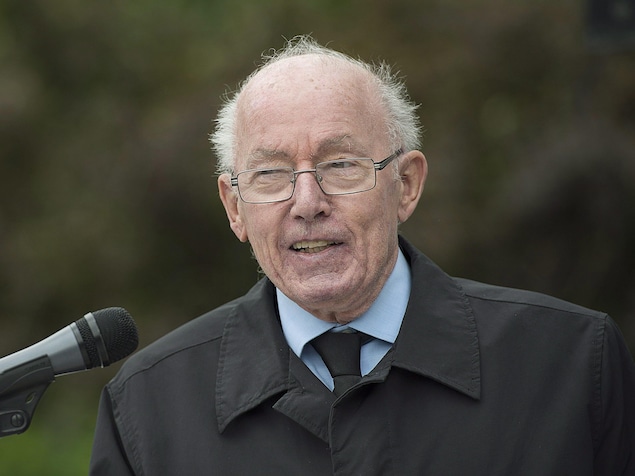 L’ex-premier ministre du Québec, Bernard Landry, lors d’une conférence de presse en compagnie des membres de la Société Saint-Jean-Baptiste à Montréal, le 12 juillet 2017 L’ex-premier ministre du Québec, Bernard Landry, lors d’une conférence de presse en compagnie des membres de la Société Saint-Jean-Baptiste à Montréal, le 12 juillet 2017