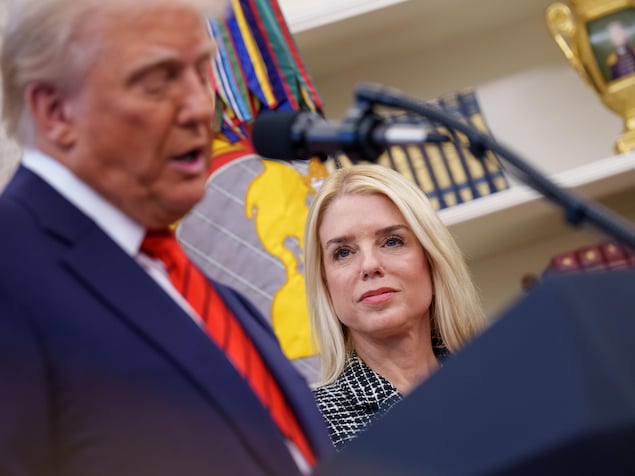 Le président américain, accompagné de Pam Bondi, s'exprime avant que cette dernière ne prête serment en tant que procureur général des États-Unis dans le bureau ovale de la Maison-Blanche.