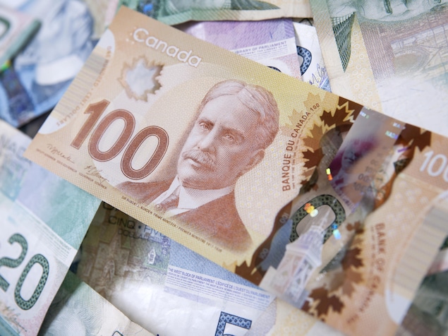 Des billets de devises canadiennes.