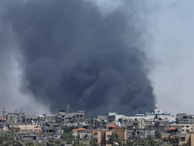 De la fumée s'élève lors d'une frappe aérienne israélienne à Rafah le 24 mai 2024.