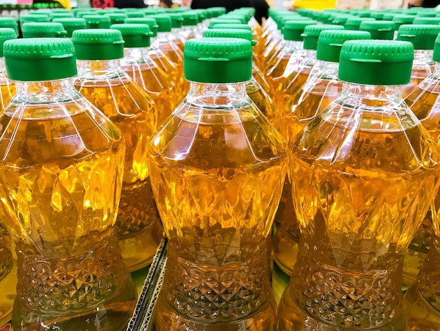 Des bouteilles d''huile de palme. Des bouteilles d''huile de palme.