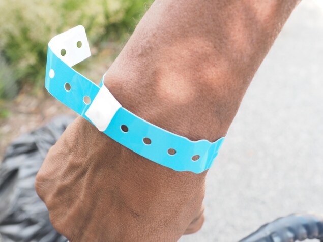 Des dizaines de réfugiés dormiront encore quelques nuits au stade olympique, munis de leur bracelet de plastique.