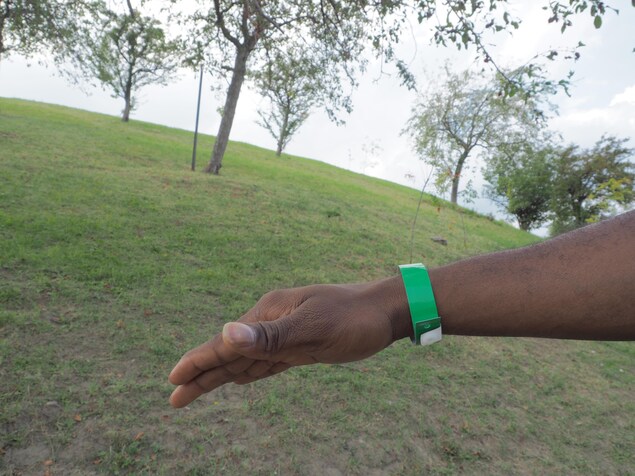 James a traversé les Amériques pour se retrouver au stade olympique, bracelet de plastique au poignet, en attente d’un statut.