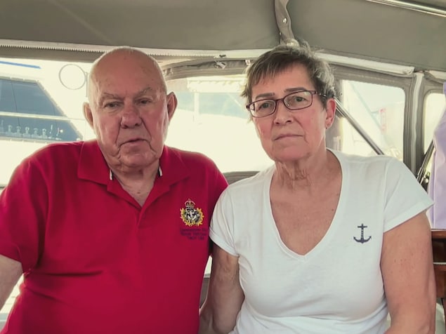 Brian Angus et Dorothy Stauffer sur leur bateau.