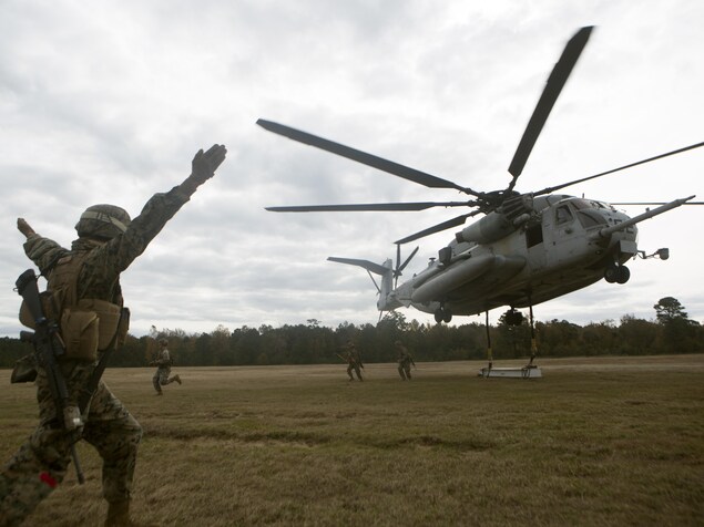 Des militaires américains entourent un hélicoptère à Camp Lejeune Des militaires américains entourent un hélicoptère à Camp Lejeune