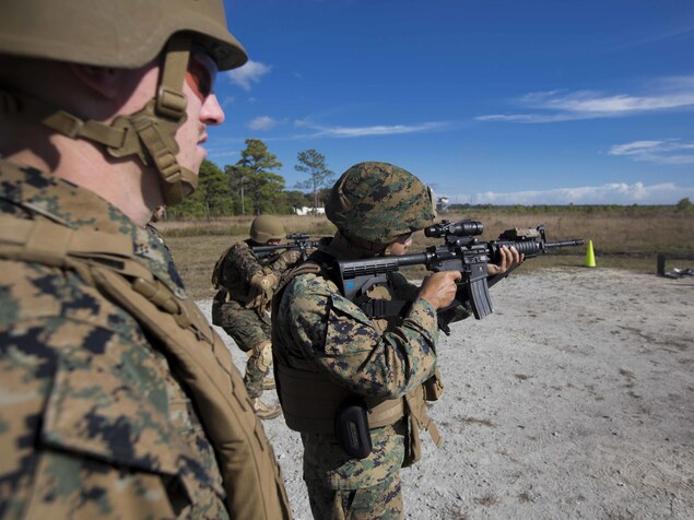 Des militaires s’entraînent dans un champ de tir à Camp LeJeune. Des militaires s’entraînent dans un champ de tir à Camp LeJeune.