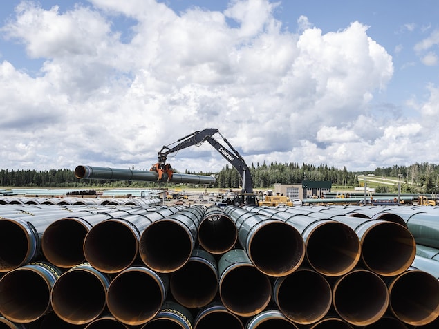 La conduite du pipeline Trans Mountain est déchargée à Edson, en Alberta le mardi 18 juin 2019.
