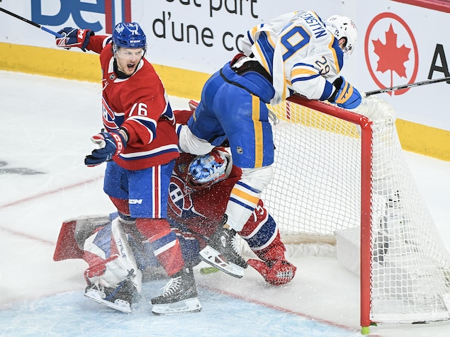 Le joueur des Sabres saute sur le filet.