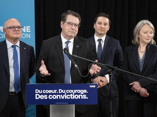  le ministre des Transports du Québec, Jonatan Julien, le ministre de la Justice du Québec, Simon Jolin-Barrette, et la ministre de la Santé du Québec, Sonia Bélanger, à Montréal, le lundi 6 avril 2026.