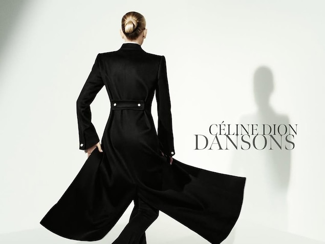 Céline Dion de dos, dans un long manteau.