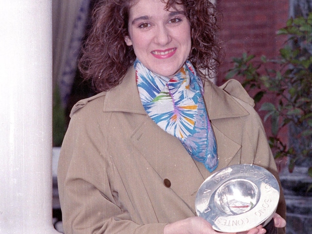 Céline Dion à 20 ans avec son trophée de gagnante d'Eurovision le 1er may 1988 à Dublin, en Irlande.