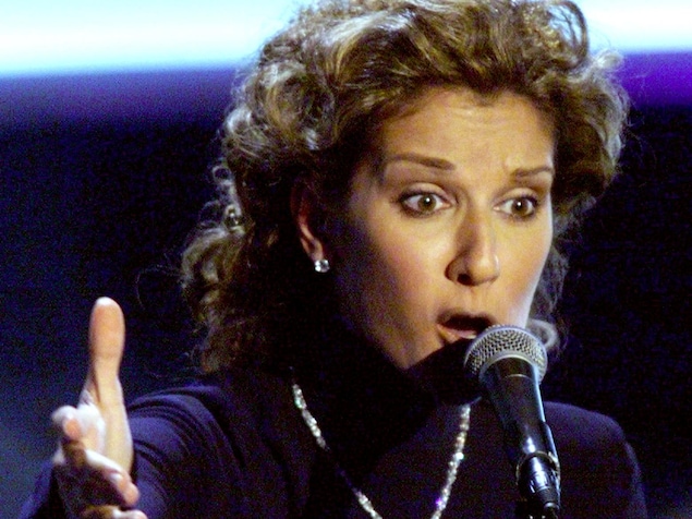 Celine Dion devant un micro.