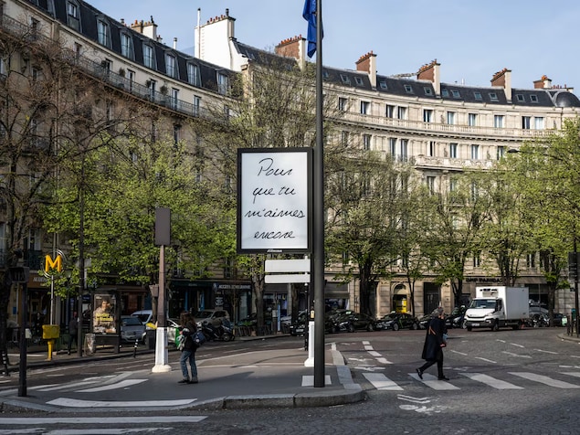 Ipinakita ng isang billboard ang titulo ng kanta ni Dion na Pour que tu m'aimes encore.