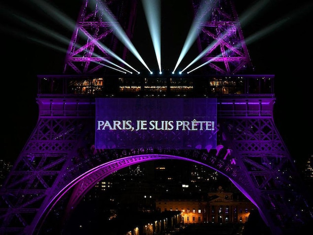 Cette photo montre le slogan « Paris, je suis prête » projeté sur la Tour Eiffel.