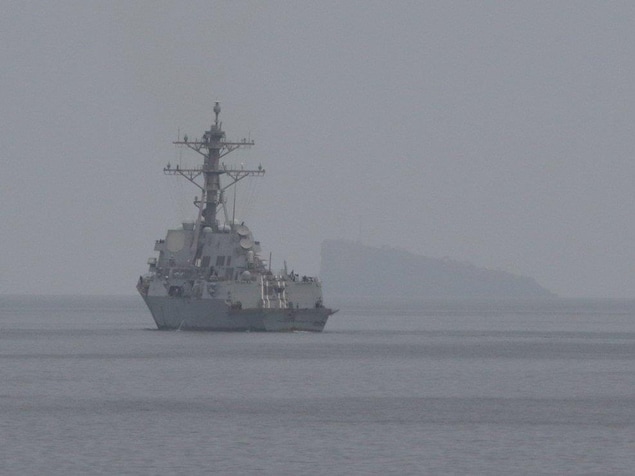 Un navire de la marine américaine sur l'eau.
