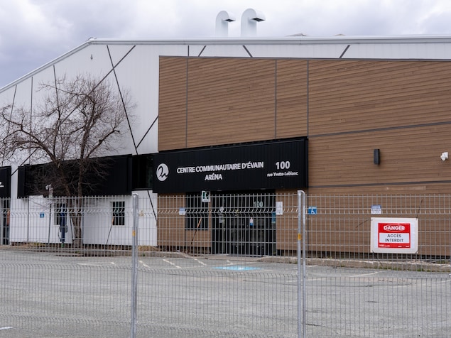 Un panneau sur une clôture indique que l'accès au bâtiment est interdit.