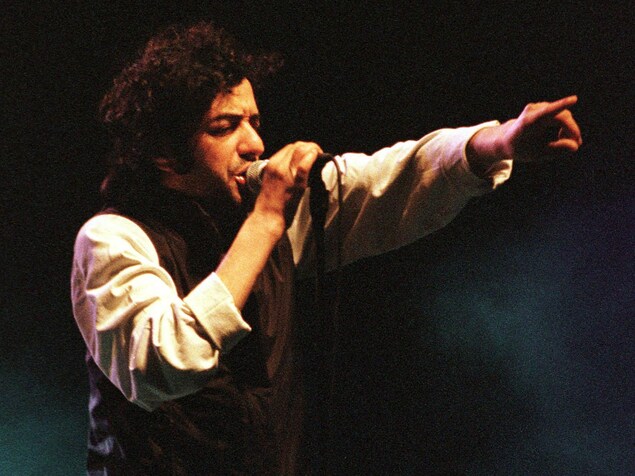 Le chanteur franco-algérien Rachid Taha en spectacle. Le chanteur franco-algérien Rachid Taha en spectacle.