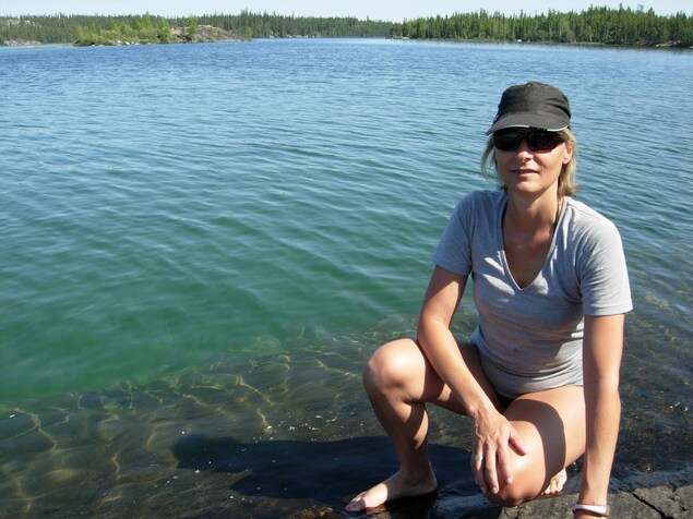 Photo de Chantal Mallette devant un lac au Yukon Photo de Chantal Mallette devant un lac au Yukon