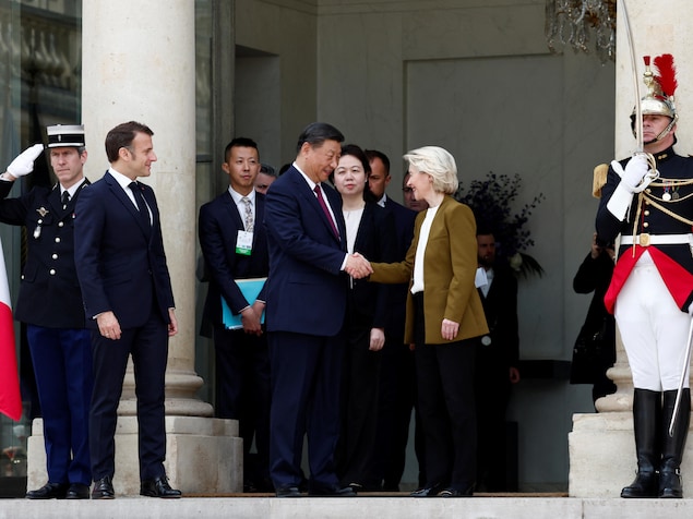 Le président Emmanuel Macron et la présidente de la Commission européenne, Ursula von der Leyen, accueillent le président chinois Xi Jinping.