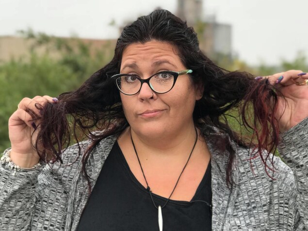 Christie-Anne Blondeau avec les cheveux mouillés par la pluie après le tournage près d'un lieu démoli Christie-Anne Blondeau avec les cheveux mouillés par la pluie après le tournage près d'un lieu démoli