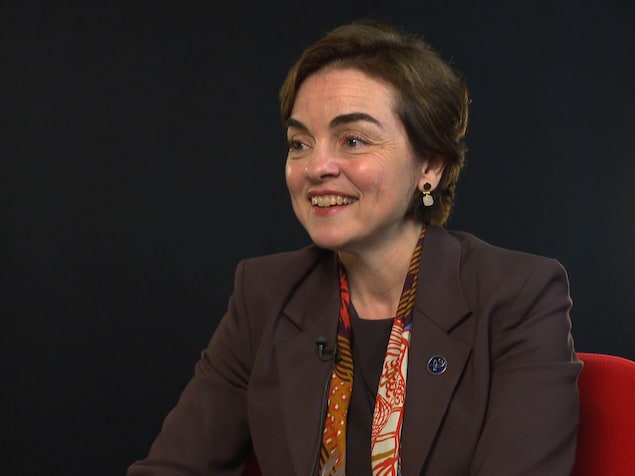 Christine Fréchette devant un fond noir.