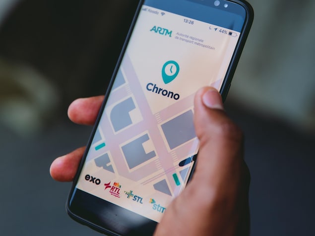 Un téléphone ouvert sur l'application Chrono.