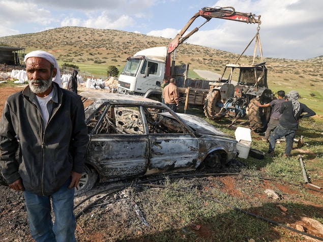 Des Palestiniens inspectent un véhicule et un tracteur incendiés à la suite d'une attaque menée par des colons israéliens dans la périphérie nord du village de Tayasir, près de la ville de Tubas, en Cisjordanie occupée, le 31 mars 2026.