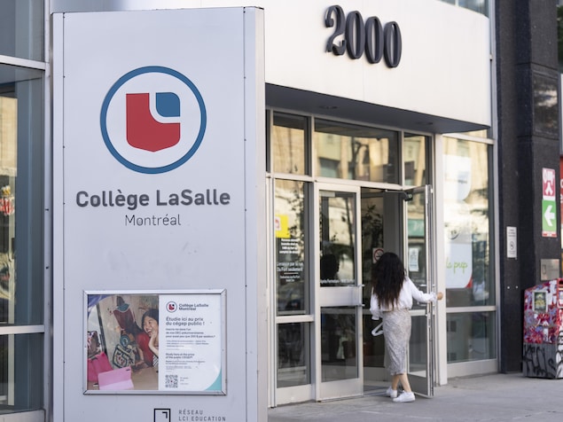 La devanture du collège avec le logo.