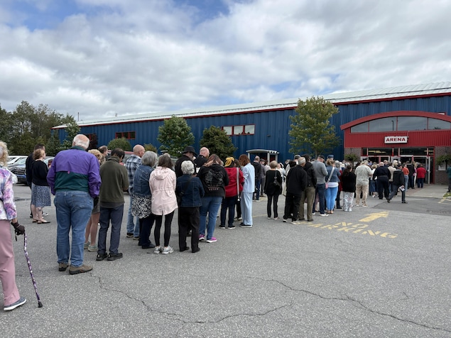 Des milliers de personnes font la file pour entrer dans l'aréna de Gander le 11 septembre 2026 pour souligner 25 ans plus tard, les attentats aux États-Unis et la solidalrité des terre-neuviens.