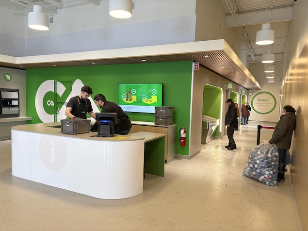 Des clients utilisent les services de Consignaction+.