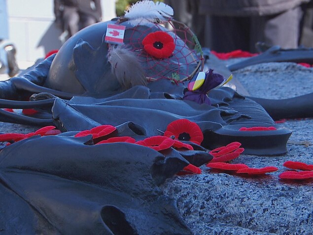 Des coquelicots sont déposés sur le monument. Des coquelicots sont déposés sur le monument.