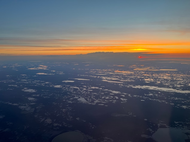 Soleil de minuit à quelques jours du solstice d'été aux Territoires du Nord-Ouest, vu du ciel.