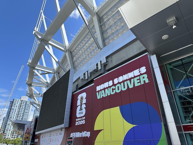 Une image du stade BC Place avec une affiche de la Coupe du monde de soccer.
