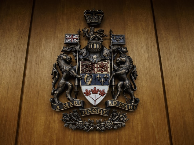 Les armoiries du Canada dans une salle du palais de justice d'Edmonton.