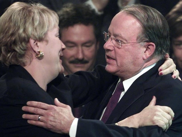 Pauline Marois et Bernard Landry se font l'accolade. Pauline Marois et Bernard Landry se font l'accolade.