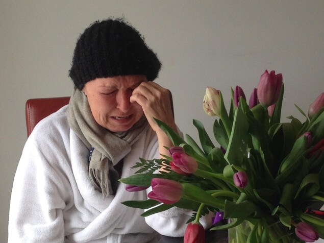 Terri pleure devant un bouquet de fleurs Terri pleure devant un bouquet de fleurs