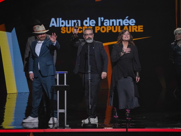 Les trois musiciens font leurs remerciements sur scène.
