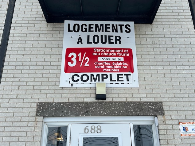 un immeuble à logements qui affiche complet sur sa façade