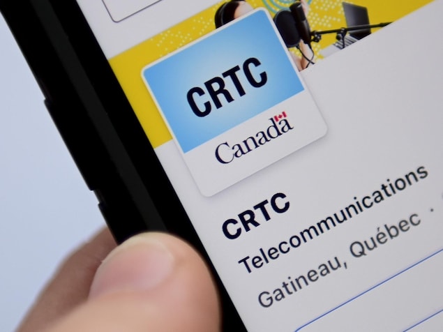 Écran d'un téléphone intelligent où la page web du CRTC est affichée.