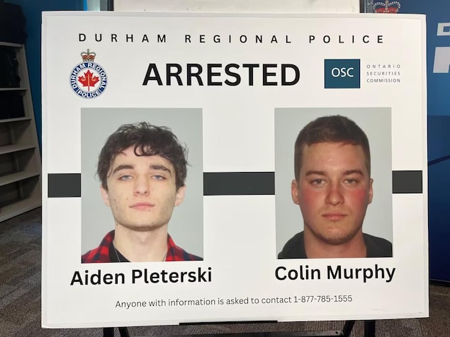 Une affiche de la police régionale de Durham avec les photos de Aiden Pleterski et Colin Murphy, avec un numéro de téléphone pour le public. 