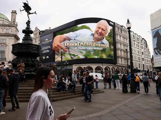 Une affiche géante célèbre les 100 ans de David Attenborough dans les rues de Londres.
