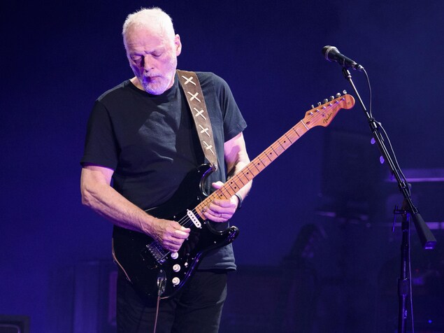 Gilmour joue de la guitare sur scène.