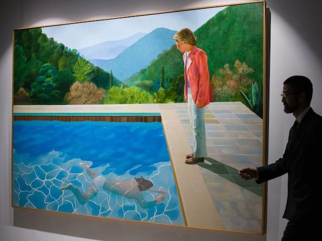 l'un au bord d'une piscine, l'autre nageant dans la piscine.