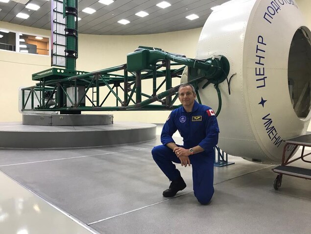 Dans le cadre de sa formation, David Saint-Jacques effectue des exercices de simulation dans la centrifugeuse CF-7 de la Cité des étoiles. Dans le cadre de sa formation, David Saint-Jacques effectue des exercices de simulation dans la centrifugeuse CF-7 de la Cité des étoiles.